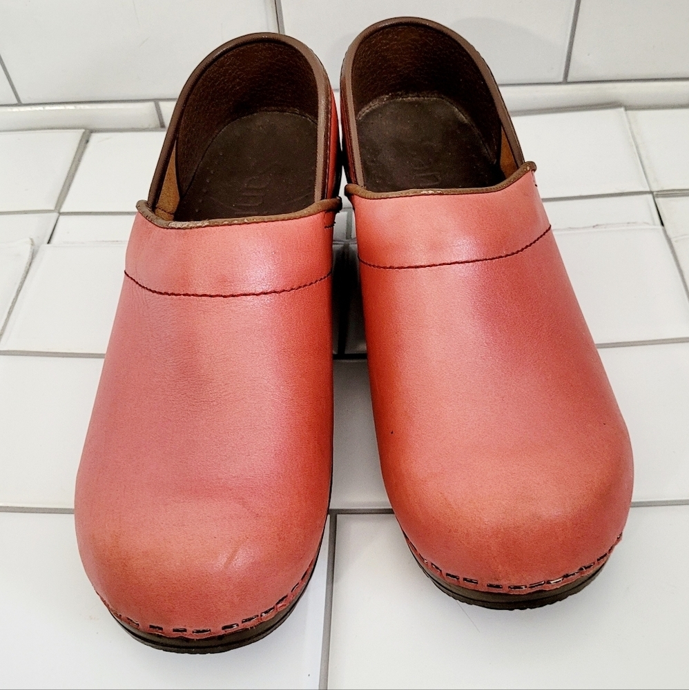 SANITA Professional Pink Leather Clog with Brown Trim Size 37  US size 6Cond